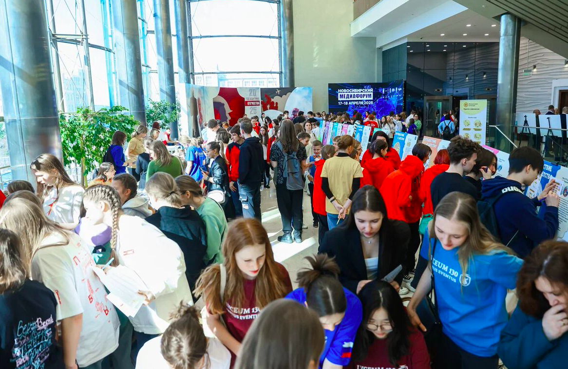 Фото Блогер-миллионник, интервью юнкоров и борьба с фейками. Как в Новосибирске прошёл крупнейший молодёжный медиафорум – ФОТОРЕПОРТАЖ 2 - Сиб.ФМ Фото Блогер-миллионник, интервью юнкоров и борьба с фейками. Как в Новосибирске прошёл крупнейший молодёжный медиафорум – ФОТОРЕПОРТАЖ 2